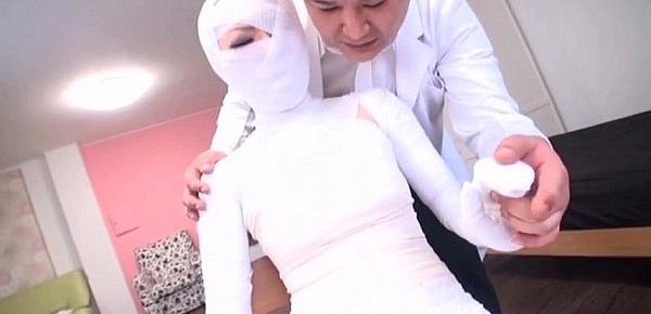  Subtitled bizarre Japanese woman bandaged head to toe